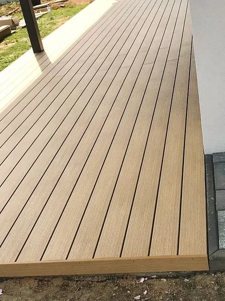 WPC decking referentna ambijentalna slika - EURO RATAN FOREST PLUS CEDAR