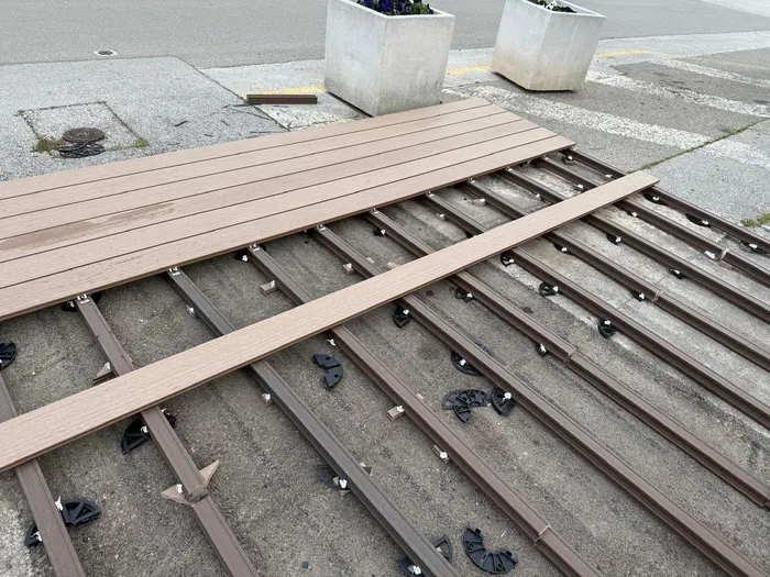 WPC decking referentna ambijentalna slika - podkonstrukcija primjer VIP Cafe premantura