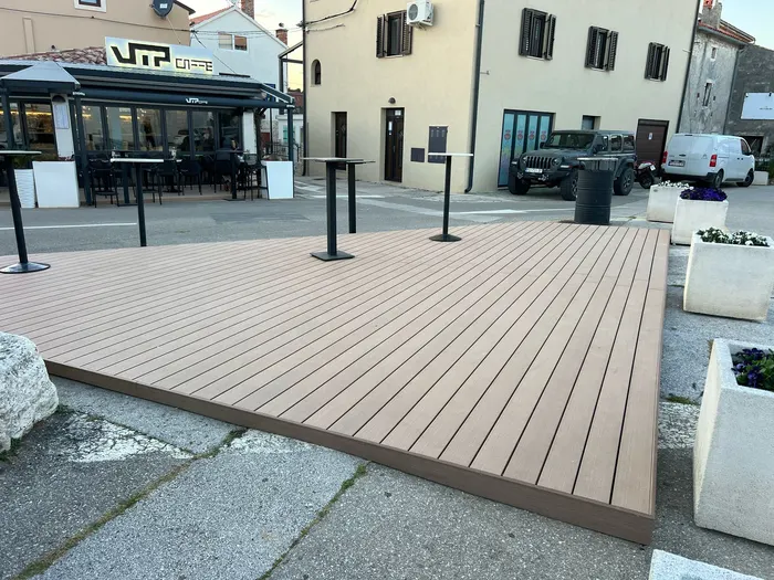 WPC decking referentna ambijentalna slika - vip cafe vanjska terasa u premanturi