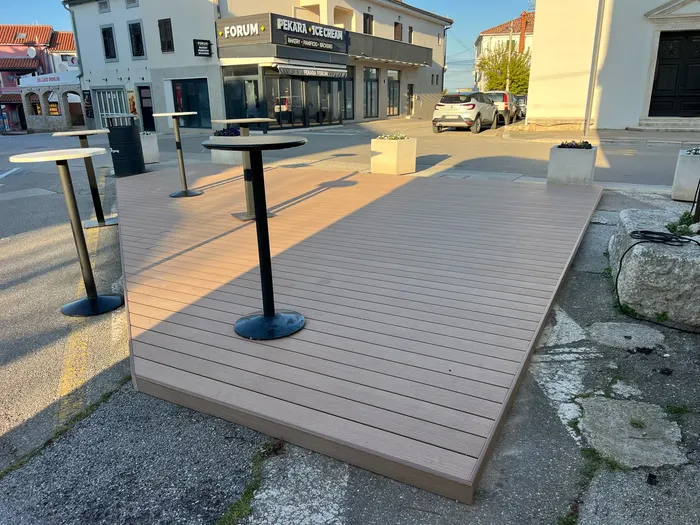 WPC decking referentna ambijentalna slika - vip cafe vanjska terasa u premanturi1