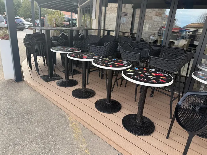 WPC decking referentna ambijentalna slika - vip cafe vanjska terasa u premanturi7